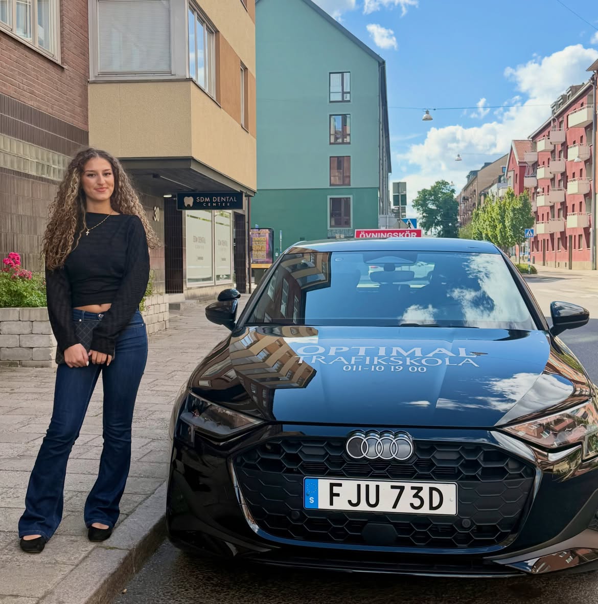 Jennifer firar sitt körkort hos Optimal Trafikskola