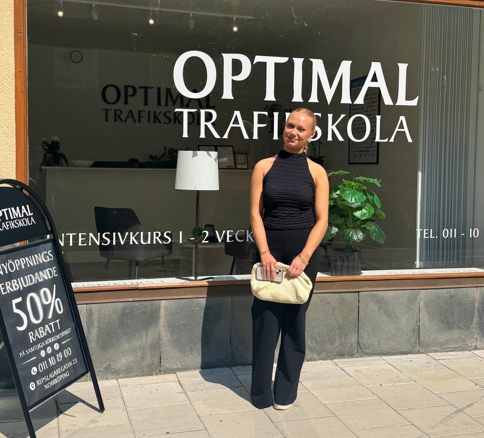 Abas firar sitt körkort hos Optimal Trafikskola